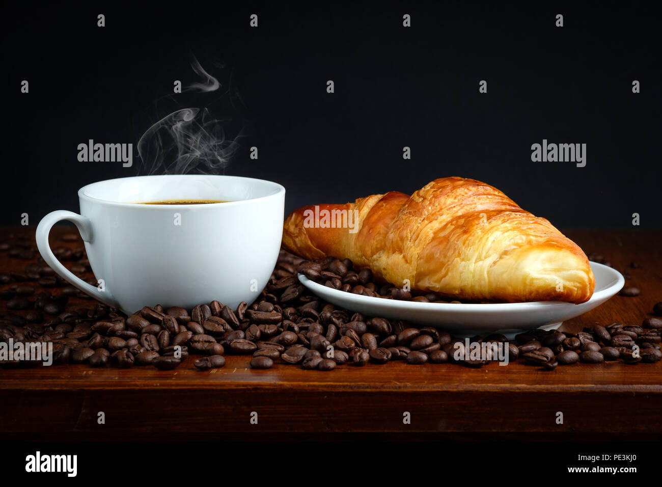 Croissant e pane nero caffè Foto Stock