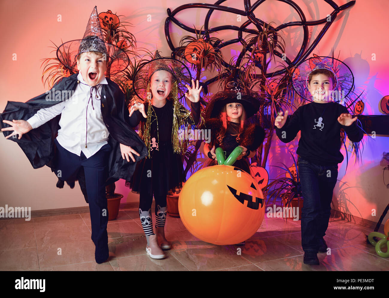 Un gruppo di bambini in costumi su una vacanza di Halloween Foto Stock