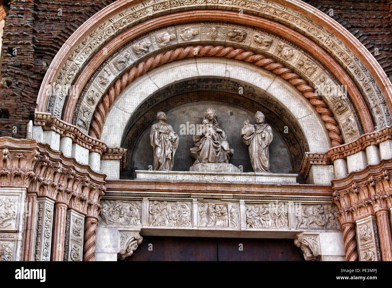 Elementi architettonici e decorativi della parte esterna della cattedrale di San Pietro a Bologna, Italia Foto Stock