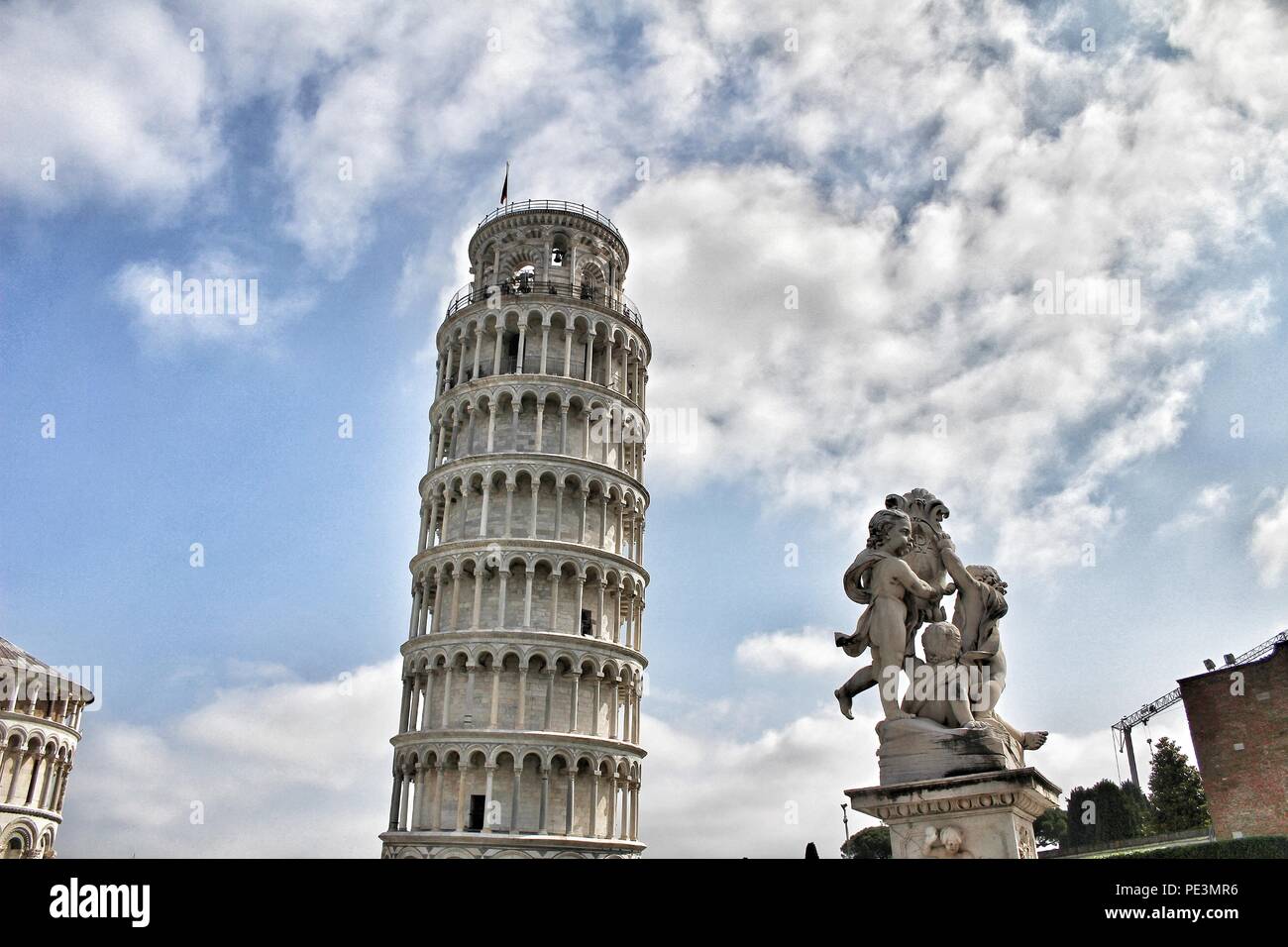 La statua di angeli in Piazza dei Miracoli a Pisa e la Torre Pendente, Pisa, Italia Foto Stock