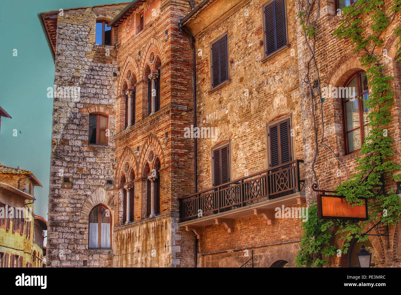 Facciate di palazzi a San Gimignano, Italia Foto Stock