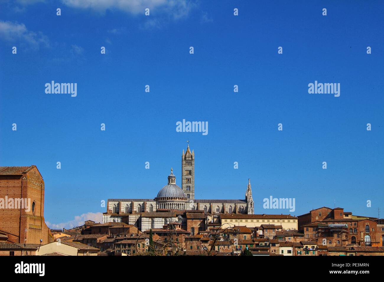 Un paesaggio urbano in vista di Siena con il Duomo e da tutti i punti di riferimento, Siena, Italia Foto Stock