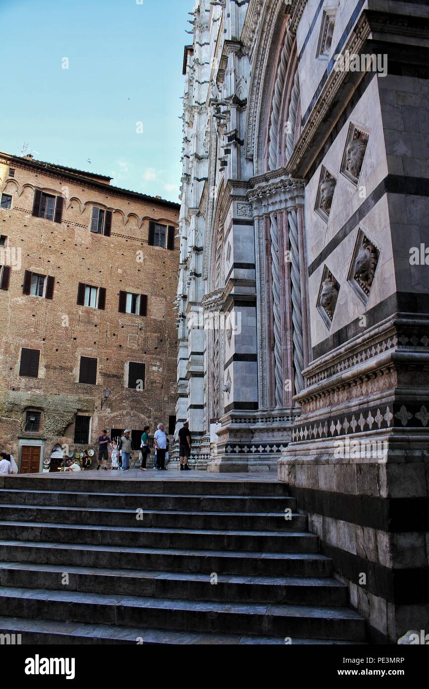 Le scale e parte della facciata con elementi architettonici e decorativi della cattedrale di Siena, Siena, Italia Foto Stock