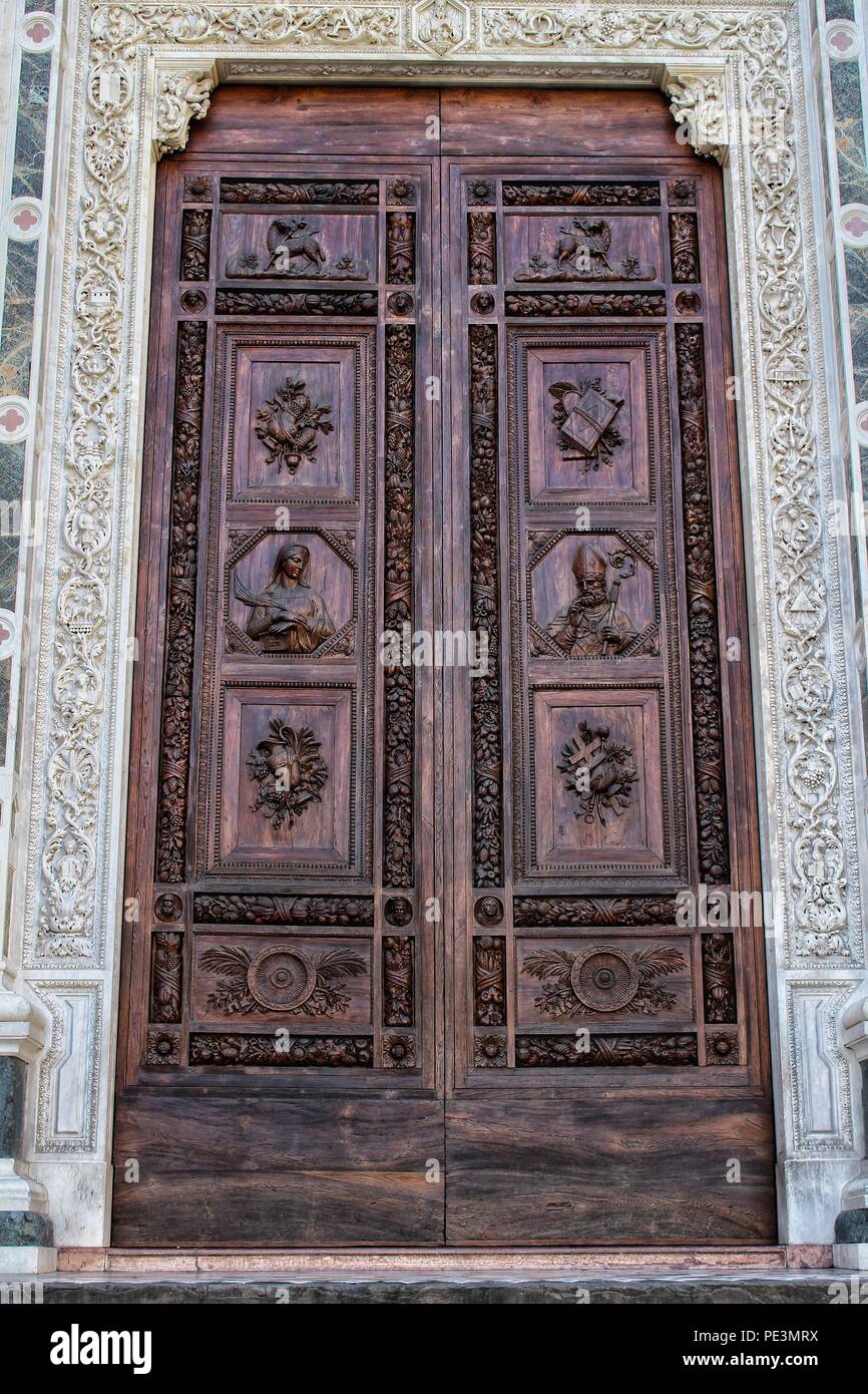 Una vista ravvicinata della porta della basilica di Santa Croce a Firenze, Italia Foto Stock