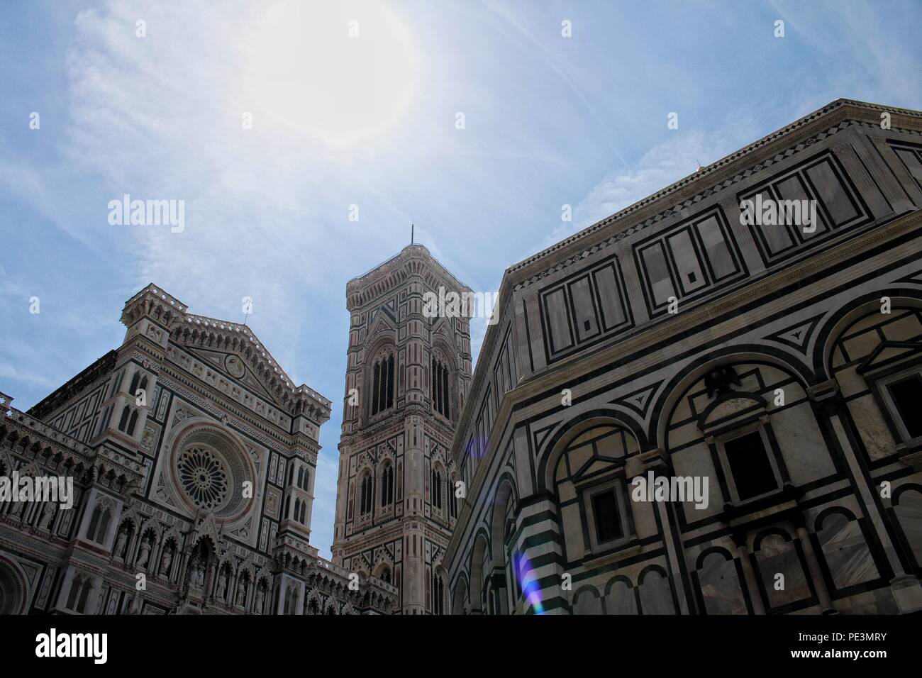 Un basso angolo di visione della facciata e i dettagli decorativi di Il Duomo di Firenze, Italia Foto Stock