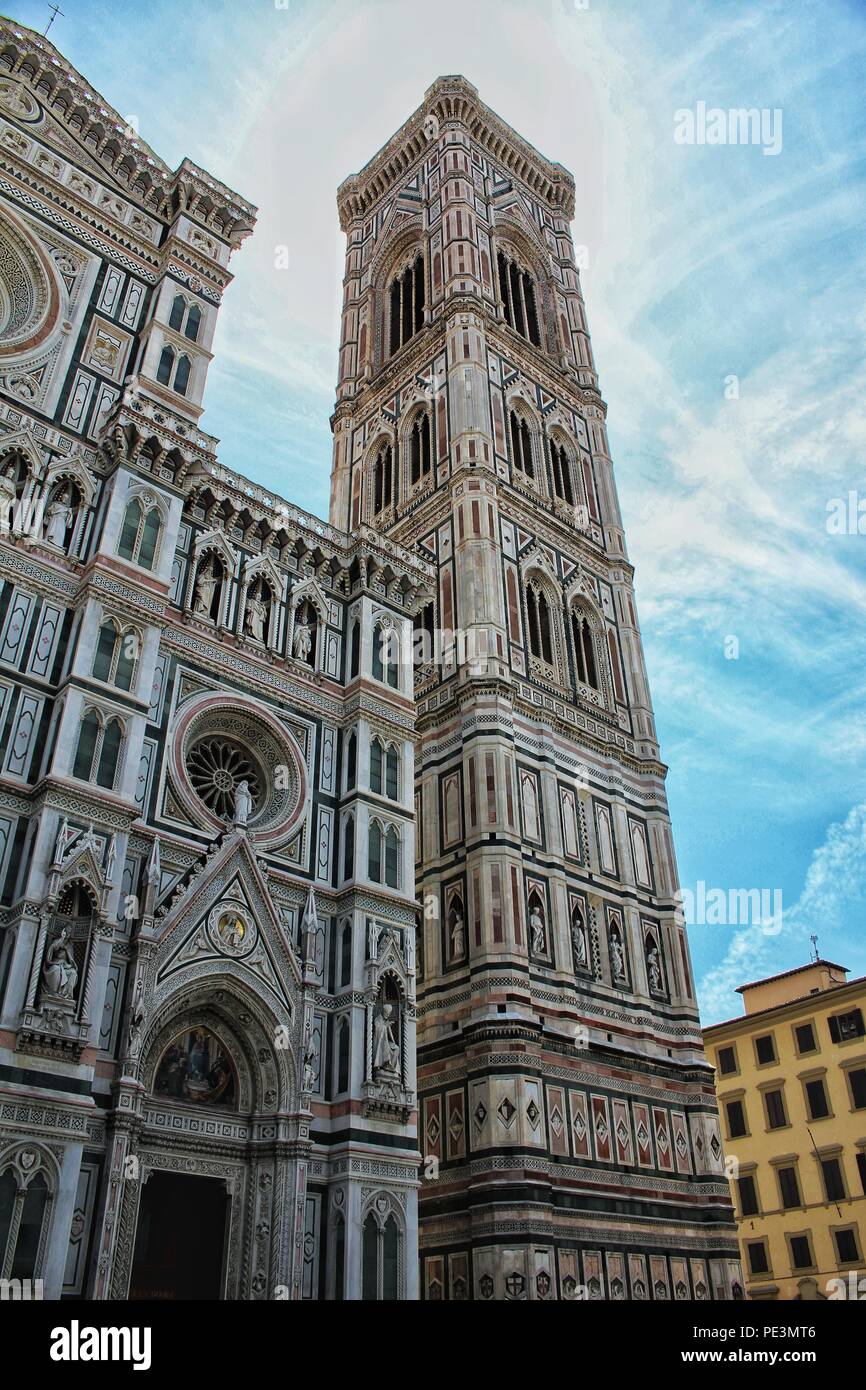 Un basso angolo di visione della facciata e i dettagli decorativi di Il Duomo di Firenze, Italia Foto Stock