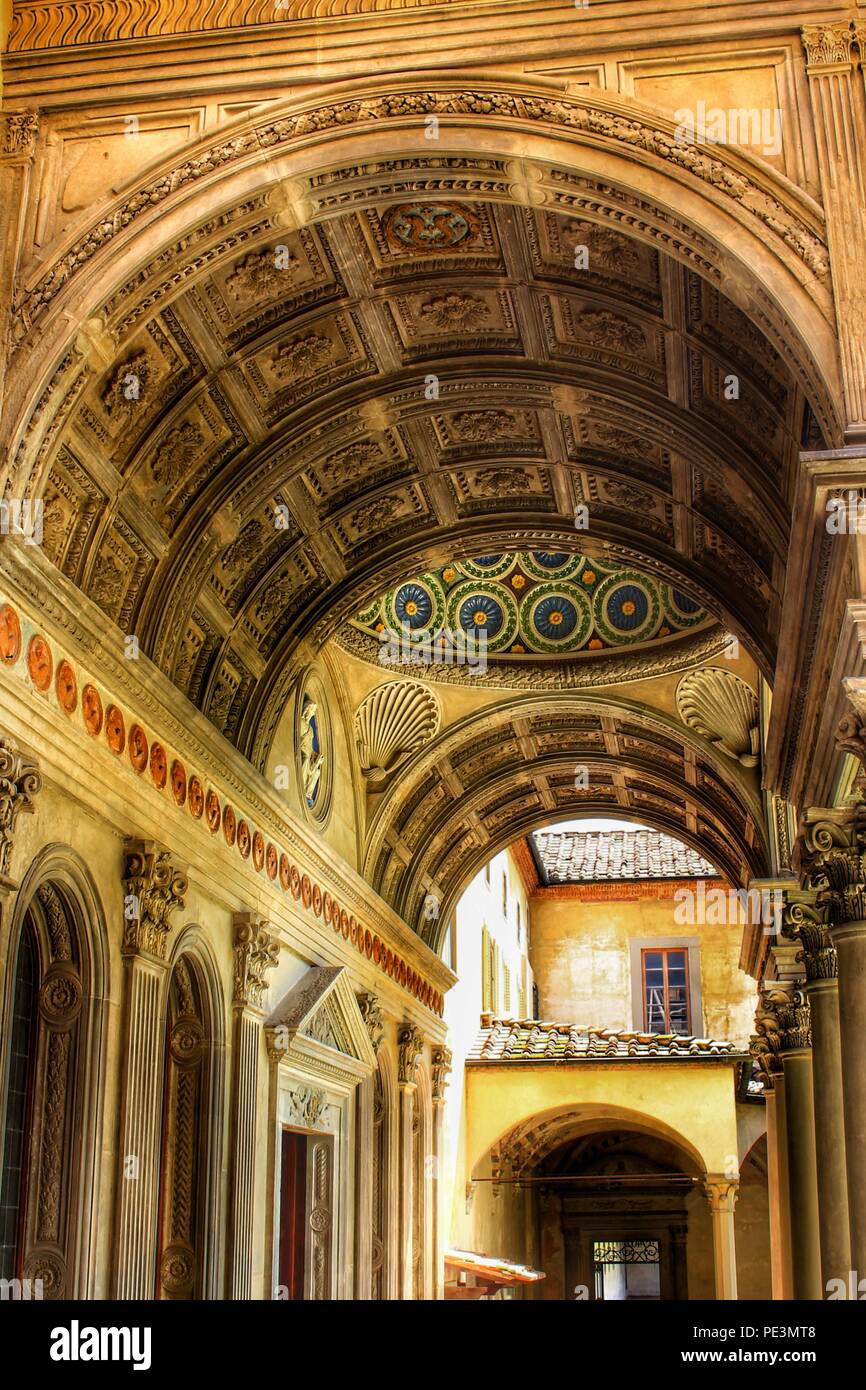 Decorativi ed elementi architettonici di un arco a Firenze, Italia Foto Stock