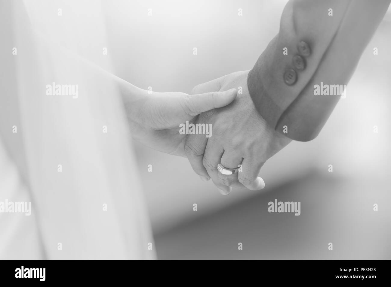 Sposa sposa e lo sposo tenendo le mani come un simbolo di amore e di felicità. Foto Stock