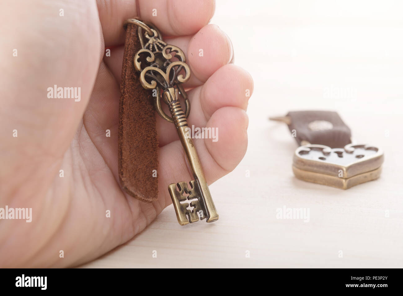 Cuore in mano umana con tono drammatico Foto Stock