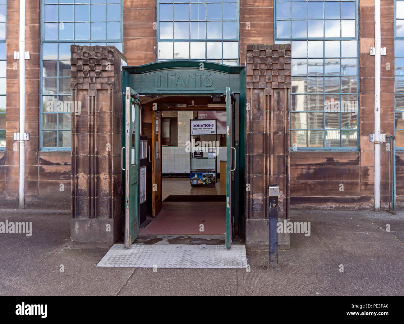 Neonati entrata di Charles Rennie Mackintosh progettato Scotland Street School (ora museo) in Scozia Street Glasgow Scotland Regno Unito Foto Stock