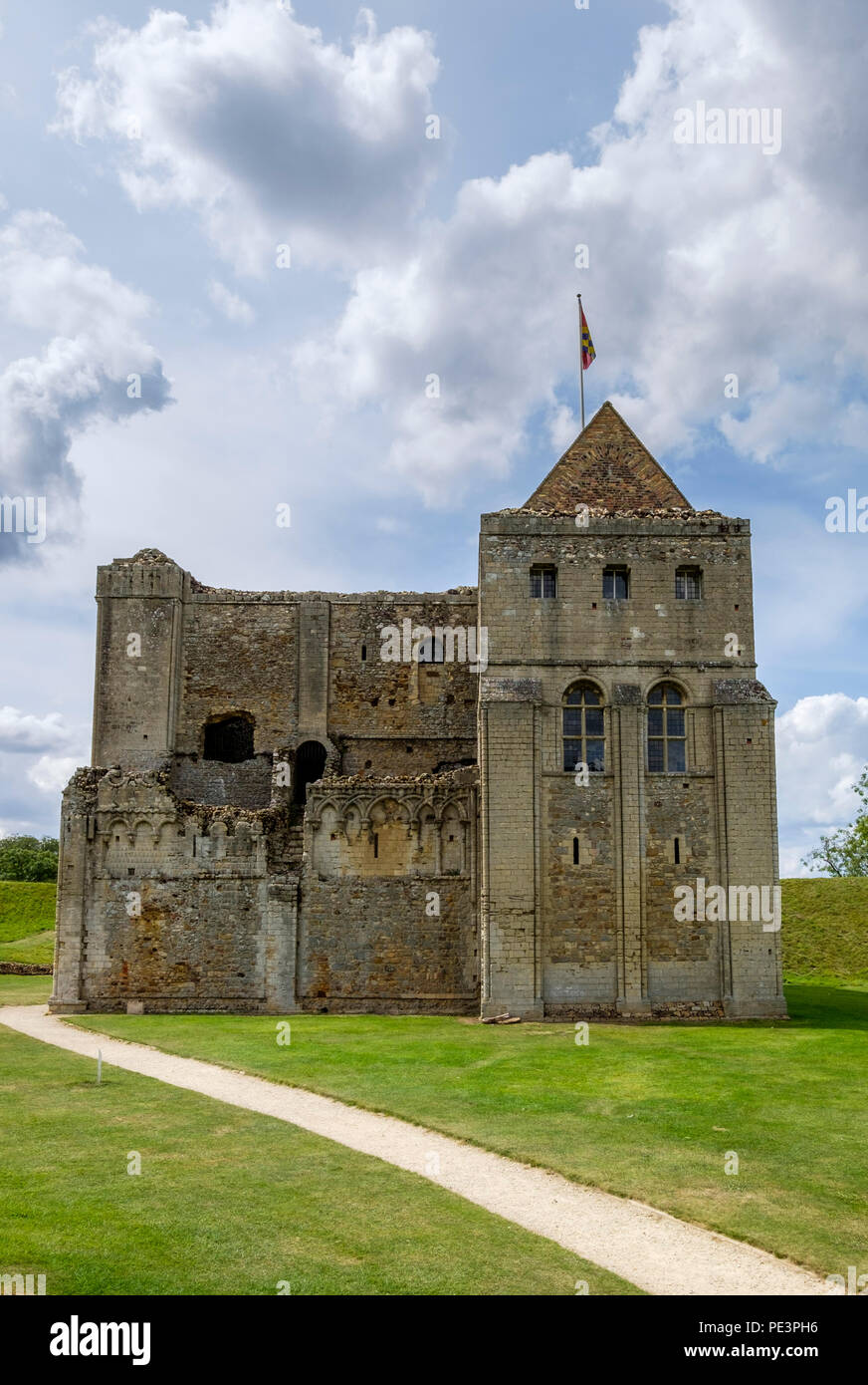 Il Normanno tenere del castello che sorge su una soleggiata giornata d'estate. Foto Stock