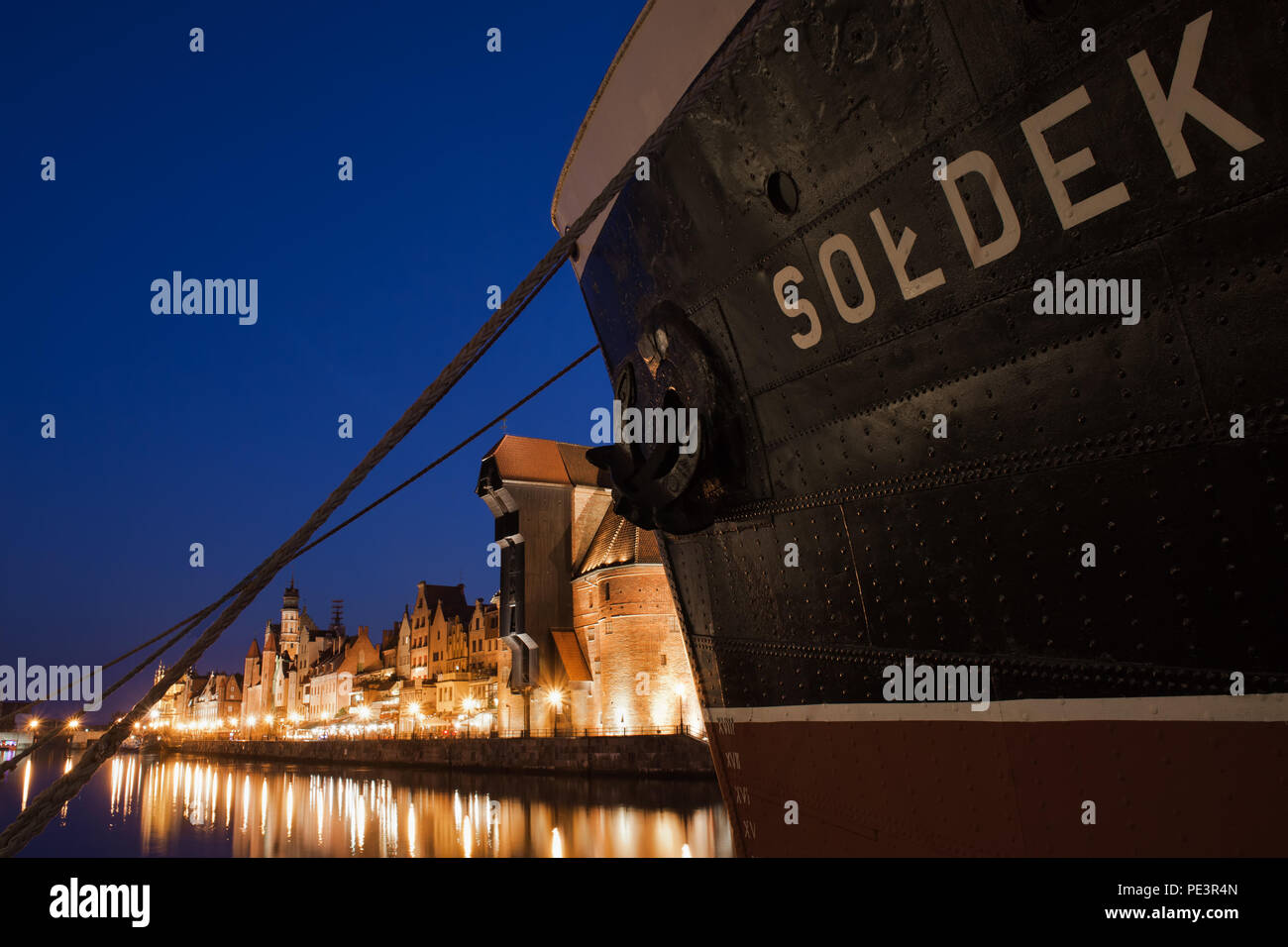 Città di Danzica alla notte in Polonia, grande porto di SS Soldek nave Museo (Museo Nazionale Marittimo), ex carbone minerale e freighter sul fiume Motlawa, illum Foto Stock