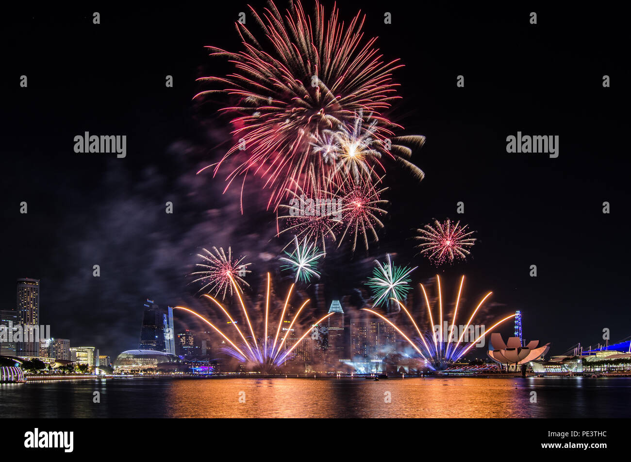 Splendido spettacolo pirotecnico a Singapore il Marina Bay per Singapore National Day Parade. Ogni anno a Singapore celebrare la loro festa nazionale del 9 agosto. Foto Stock