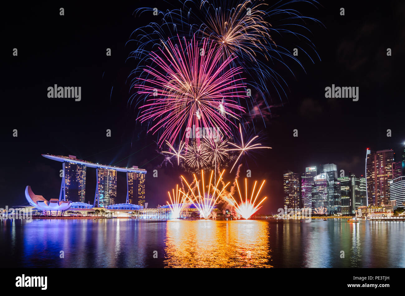 Splendido spettacolo pirotecnico a Singapore il Marina Bay per Singapore National Day Parade. Ogni anno a Singapore celebrare la loro festa nazionale del 9 agosto. Foto Stock