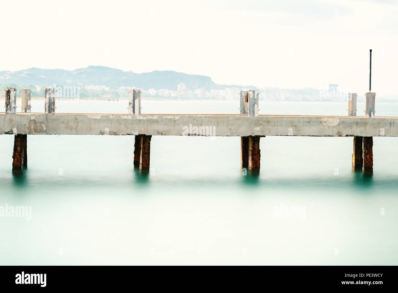 Cemento e arrugginito sul ponte ancora la presenza di acqua Foto Stock