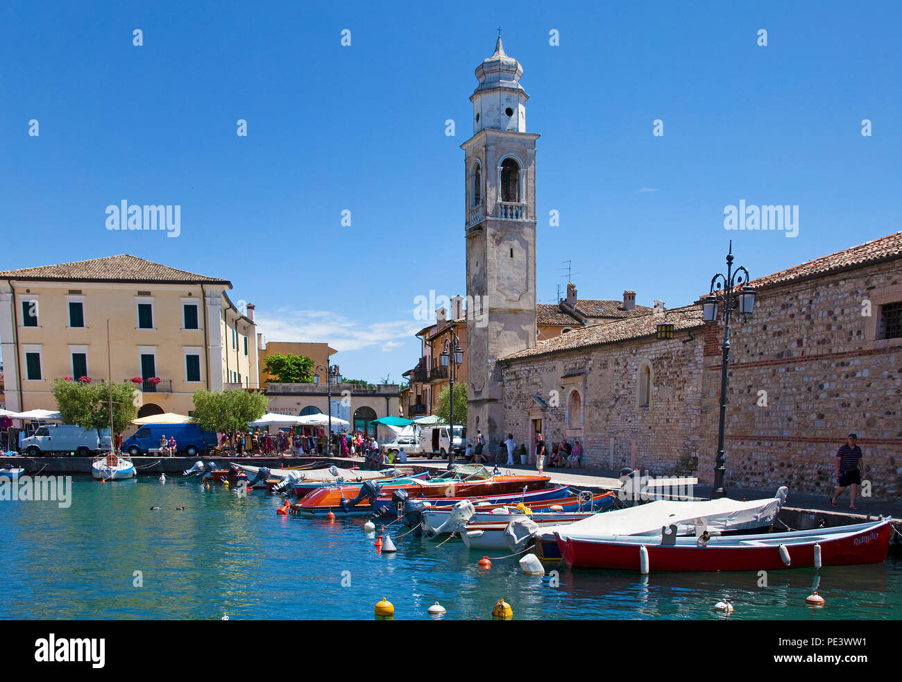 Imbarcazioni presso il porto, San Nicolo chiesa, Lazise, sul lago di Garda, provincia di Verona, Italia Foto Stock