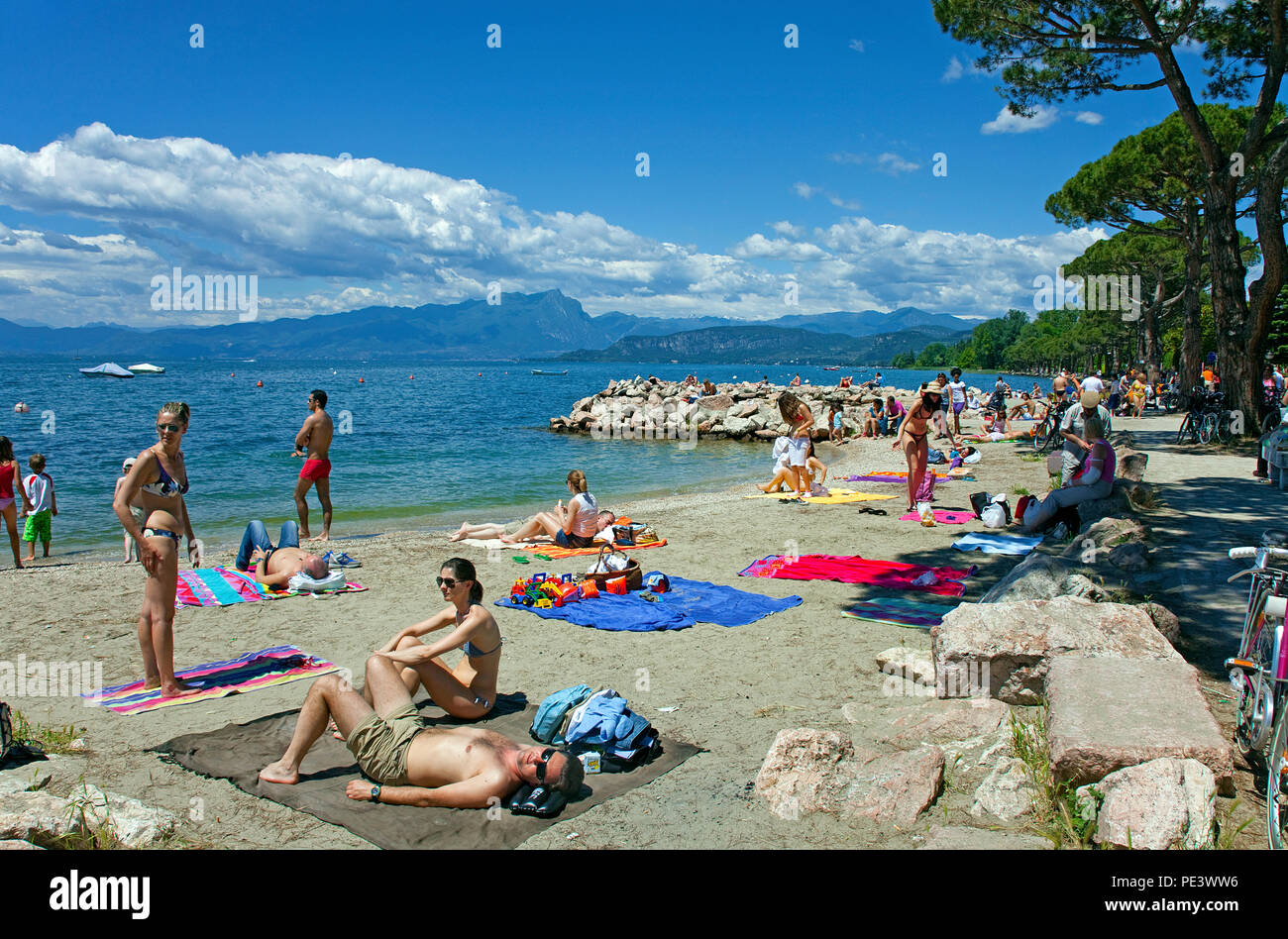 Menschen am Strand von Lazise, gardasee, Provinz Verona, Italien | Persone presso la spiaggia di Lazise, sul lago di Garda, provincia di Verona, Italia Foto Stock