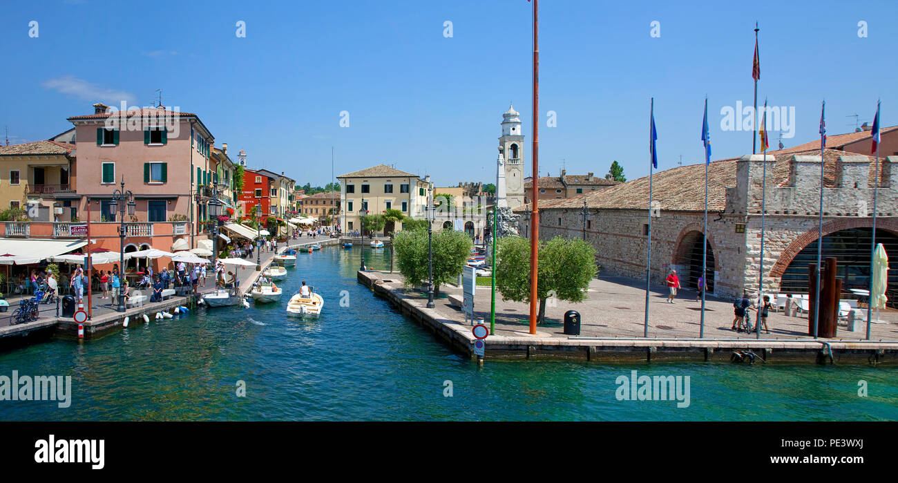 Ingresso del porto e San Nicolo chiesa, Lazise, sul lago di Garda, provincia di Verona, Italia Foto Stock