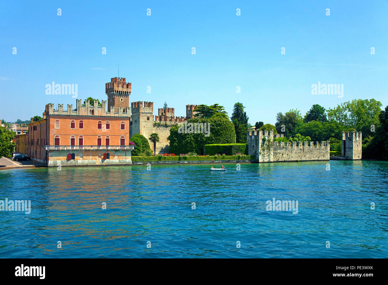 Castello Scaligero, 9 secolo a Villa Bernini park, Lazise, provincia di Verona, Lago di Garda, Italia Foto Stock