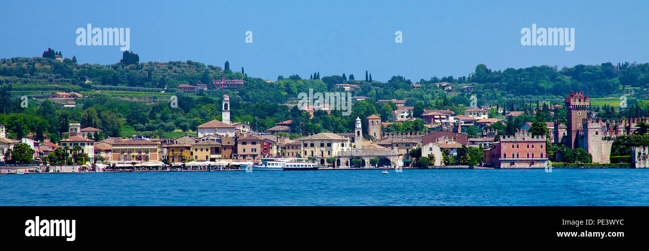 Lazise con San Nicolo chiesa e castello scaligero, provincia di Verona, Lago di Garda, Italia Foto Stock