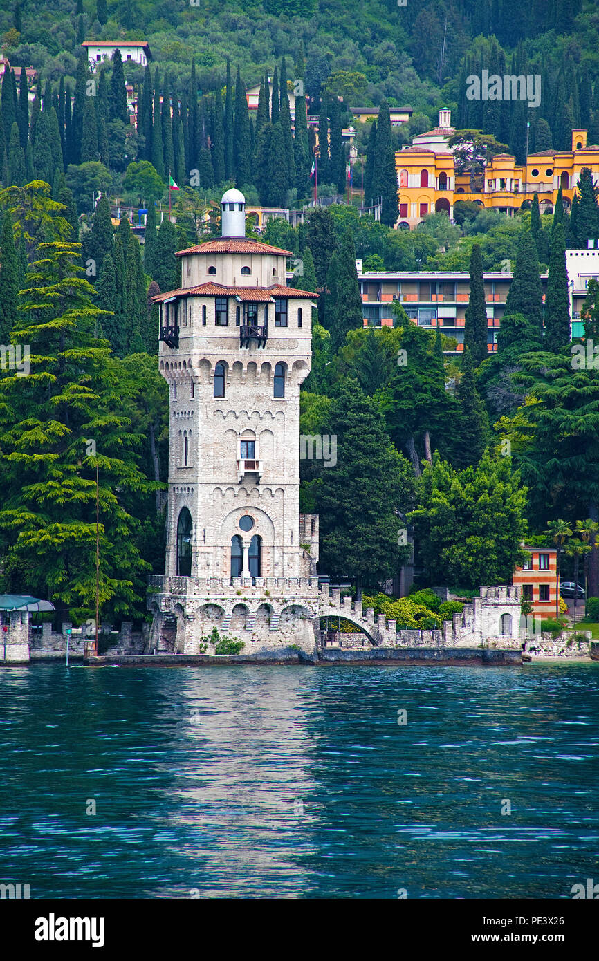 San Marco tower, ex boat house di Villa Alba tra Gardone e di Fasano, Gardone Riviera, Provincia Brescia Lago di Garda Lombardia, Italia Foto Stock