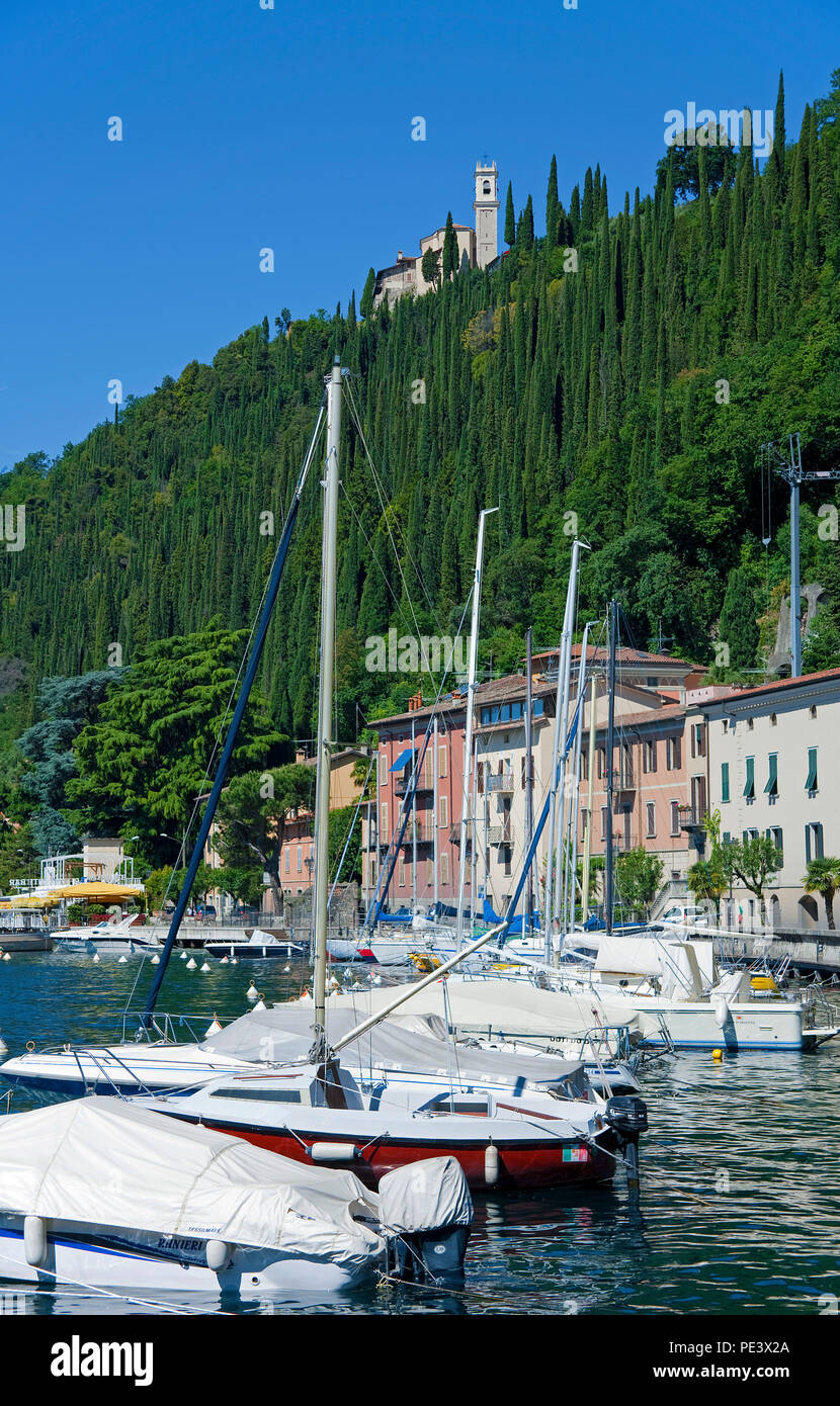Il lungomare e il porto di Toscolano-Maderno, Provincia Brescia Lago di Garda Lombardia, Italia Foto Stock