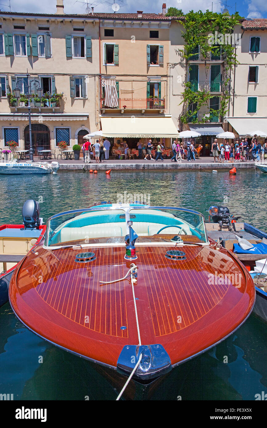 Riva boat, barca di lusso presso il porto di Lazise, sul lago di Garda, provincia di Verona, Italia Foto Stock