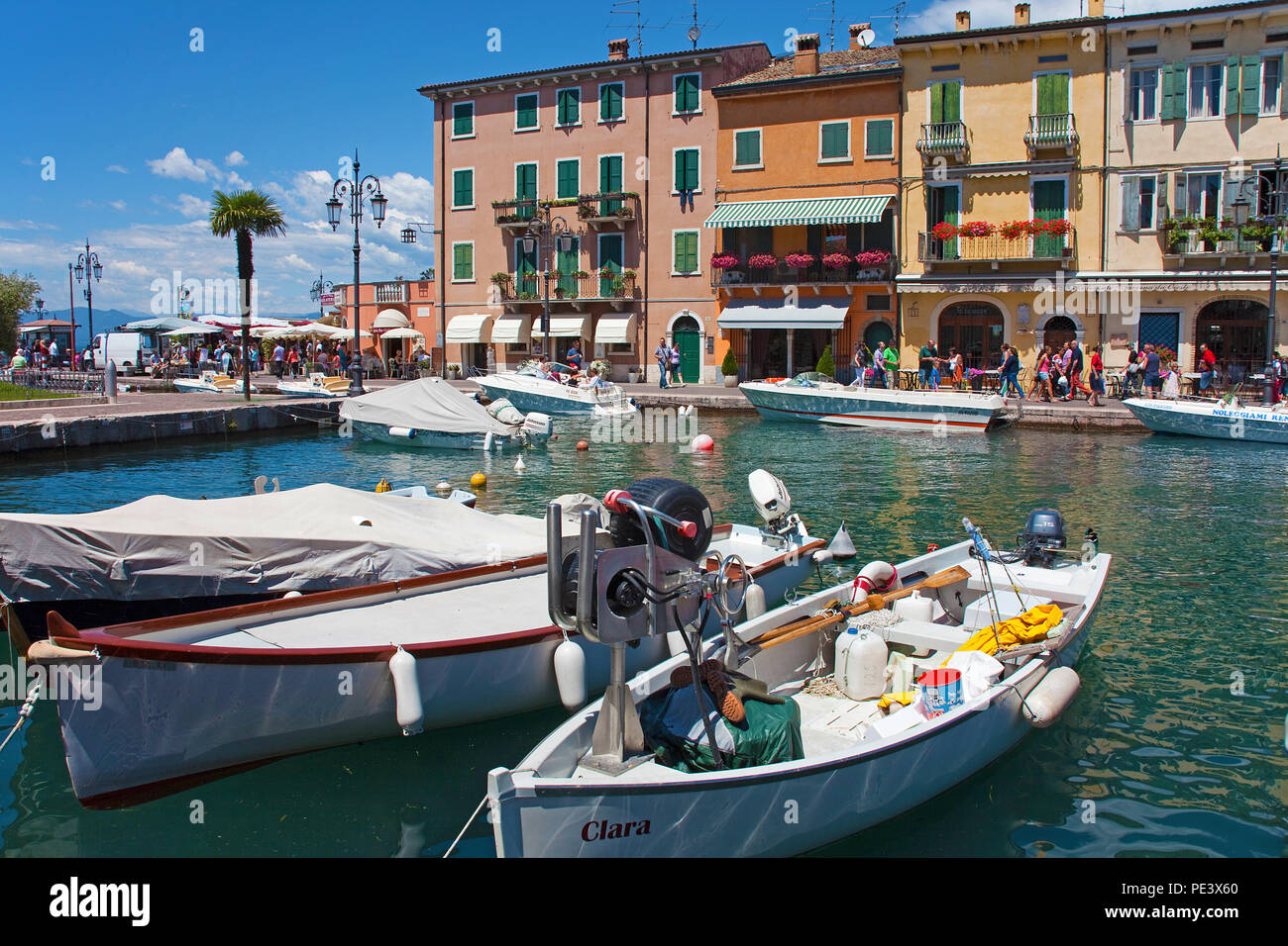 Fischerboote im Hafen von Lazise, gardasee, Provinz Verona, Italien | Fisching imbarcazioni presso il porto di Lazise, sul lago di Garda, provincia di Verona, Italia Foto Stock