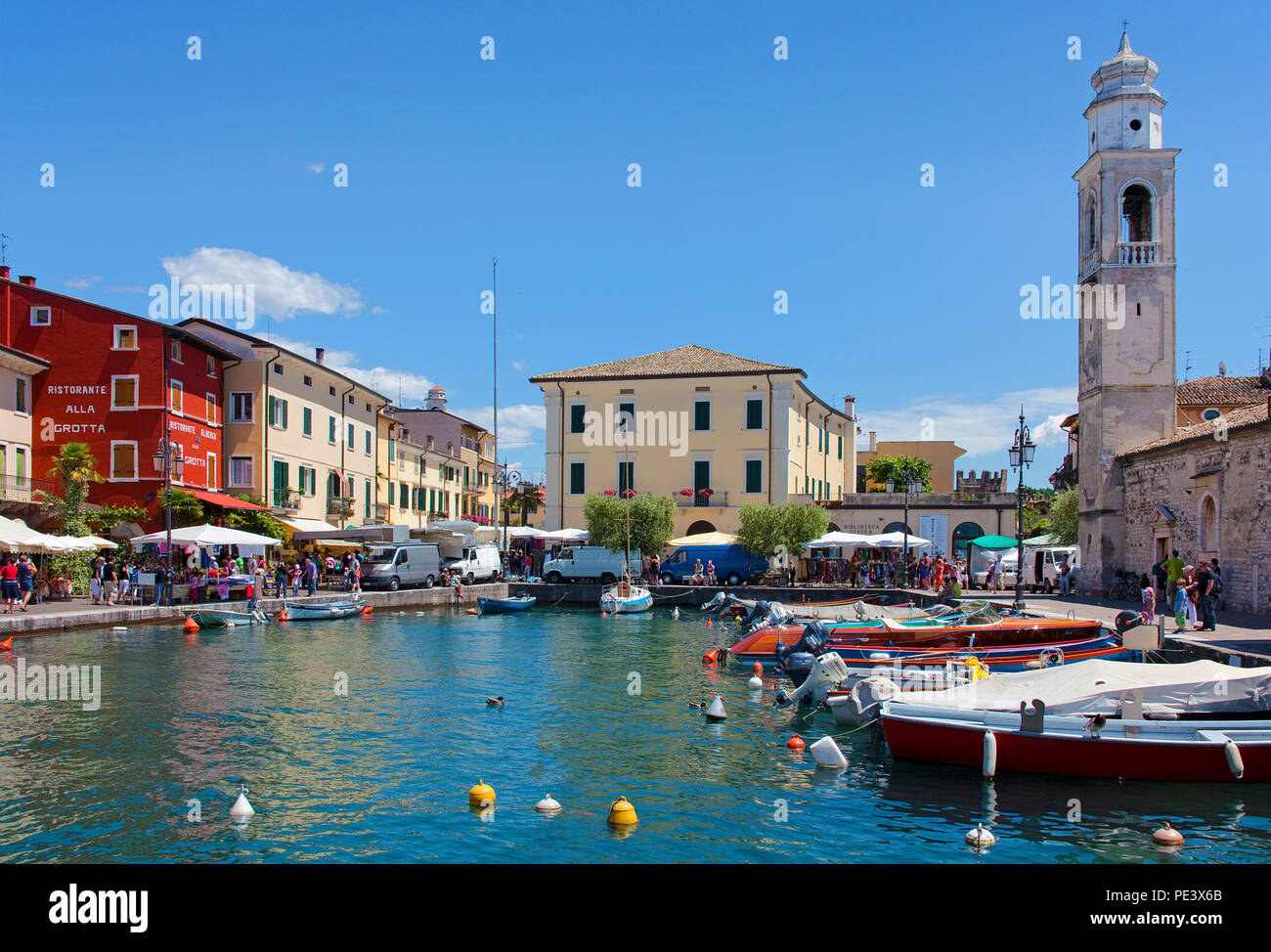 Imbarcazioni presso il porto, San Nicolo chiesa, Lazise, sul lago di Garda, provincia di Verona, Italia Foto Stock