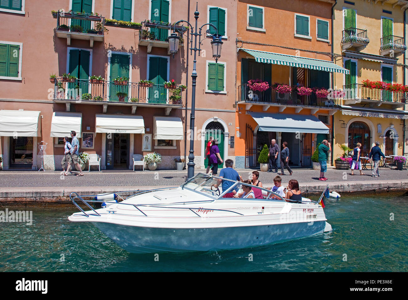 Sportboot im Hafen von Lazise, gardasee, Provinz Verona, Italien | imbarcazioni da diporto presso il porto di Lazise, sul lago di Garda, provincia di Verona, Italia Foto Stock