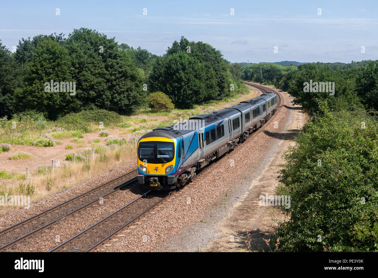 Un Transpennine Express classe 185 treno diesel passando il vecchio Denaby (est di Mexborough, South Yorkshire) con un Cleethorpes a Manchester Airport train Foto Stock