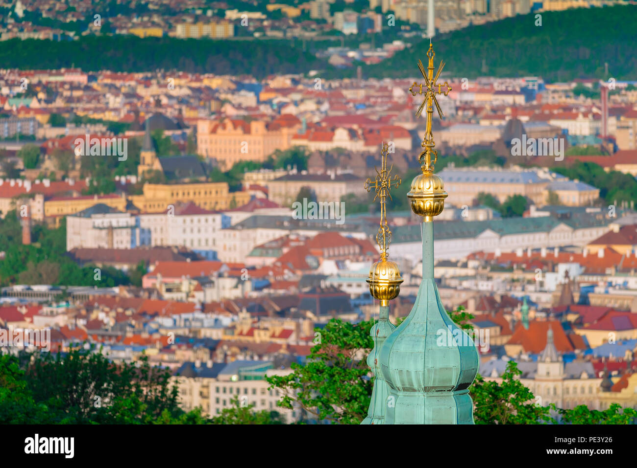 Prague city view, vista aerea di una cupola a cipolla sulla parte superiore della chiesa di San Lorenzo a Petrin Hill, sullo sfondo del quartiere di Nove Mesto,, Praga. Foto Stock