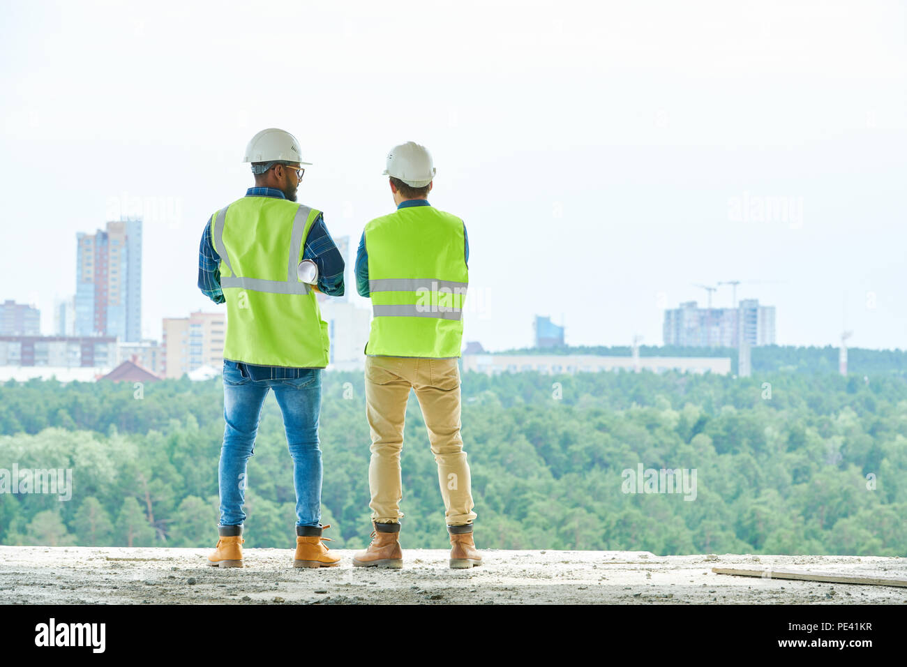 Anonimo costruzione engineers guardando alla città Foto Stock