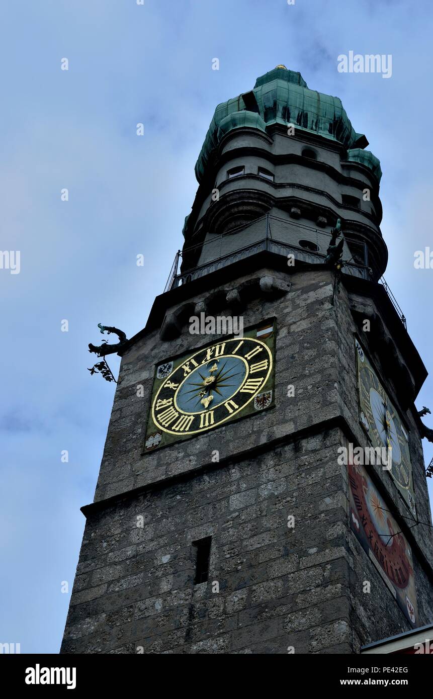 Vista ad angolo basso dello Stadtturm o della Torre della Città (1442 - 1450), la storica Orologio e meridiana nella Città Vecchia, Innsbruck, Tirolo, Austria, Europa Foto Stock