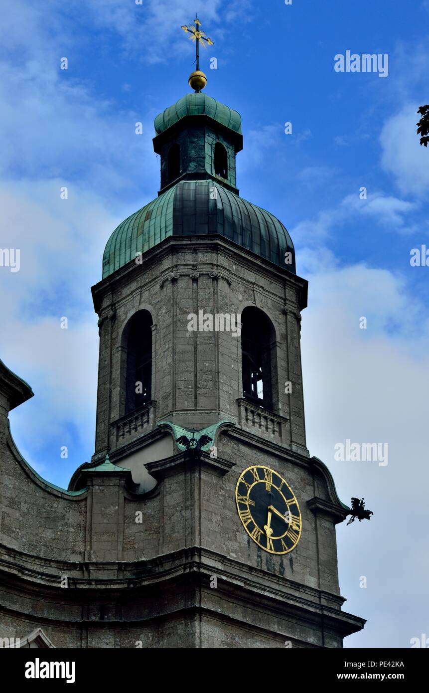 Sul lato destro Torre della Cattedrale di San Giacomo, Dom zu St. Jakob, quartiere storico di Innsbruck, Tirolo, Austria, Europa Foto Stock