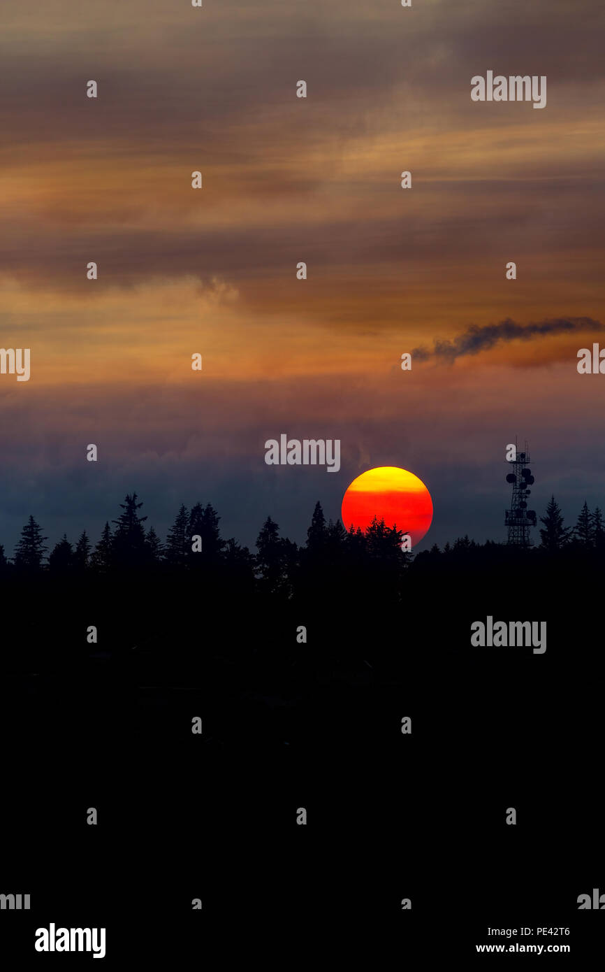 Smokey fumoso Cielo di tramonto sul Monte Scott in Oregon Foto Stock