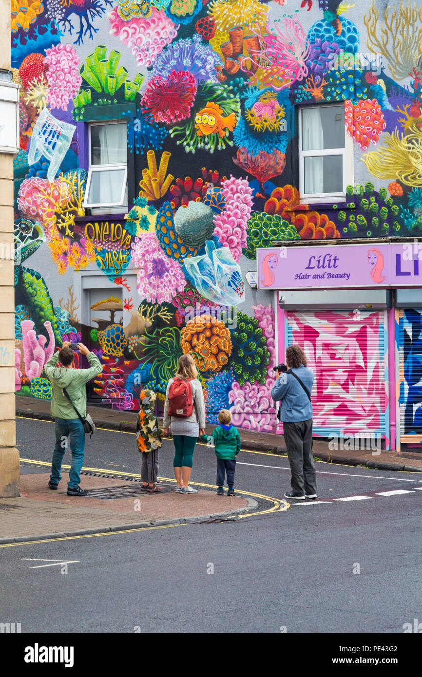 Visitatori prende le foto di Louis Masai della splendida arte di strada raffigurante l'inquinamento in plastica e le barriere coralline di morire in giù a North Street, Bristol nel mese di agosto Foto Stock