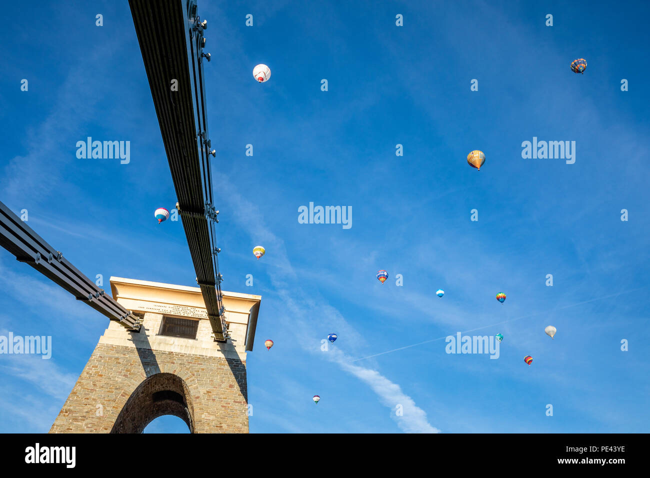 I palloni ad aria calda in volo sopra il ponte sospeso di Clifton durante la salita di massa del Bristol Balloon Fiesta Foto Stock