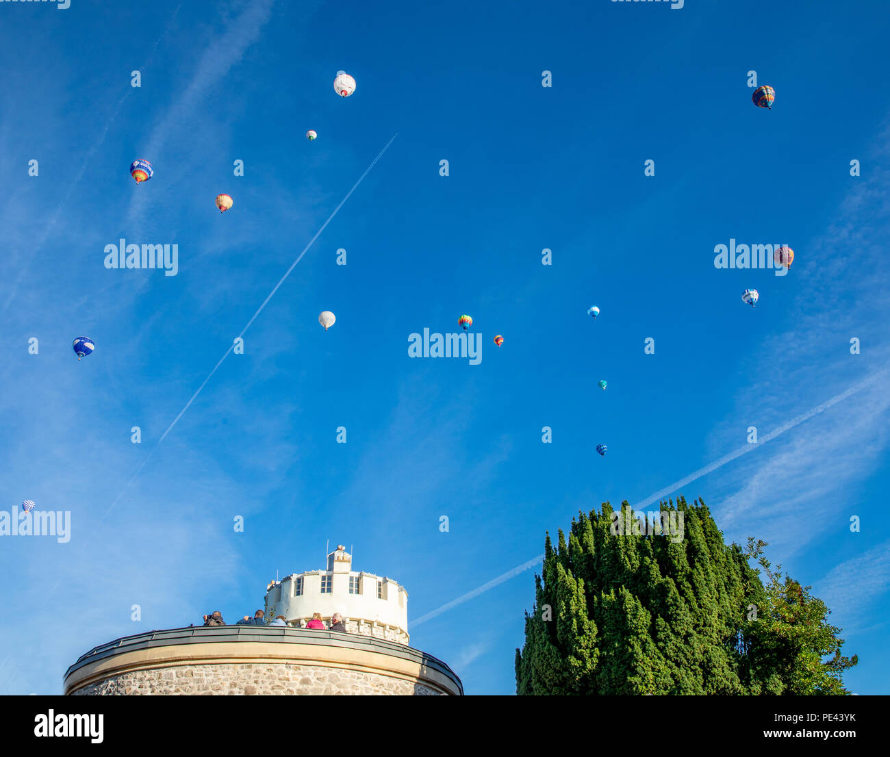 I palloni ad aria calda drifting oltre l'Osservatorio di Clifton Bristol REGNO UNITO durante l annuale Bristol Balloon Fiesta Foto Stock