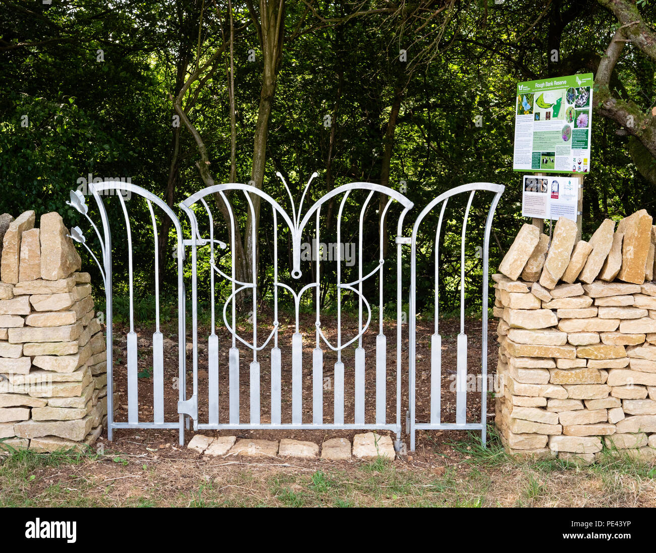 Farfalle a tema ferro battuto ingresso porte di Rough Bank o Nottingham scrub Butterfly Society riserva naturale nel Gloucestershire Cotswolds Foto Stock