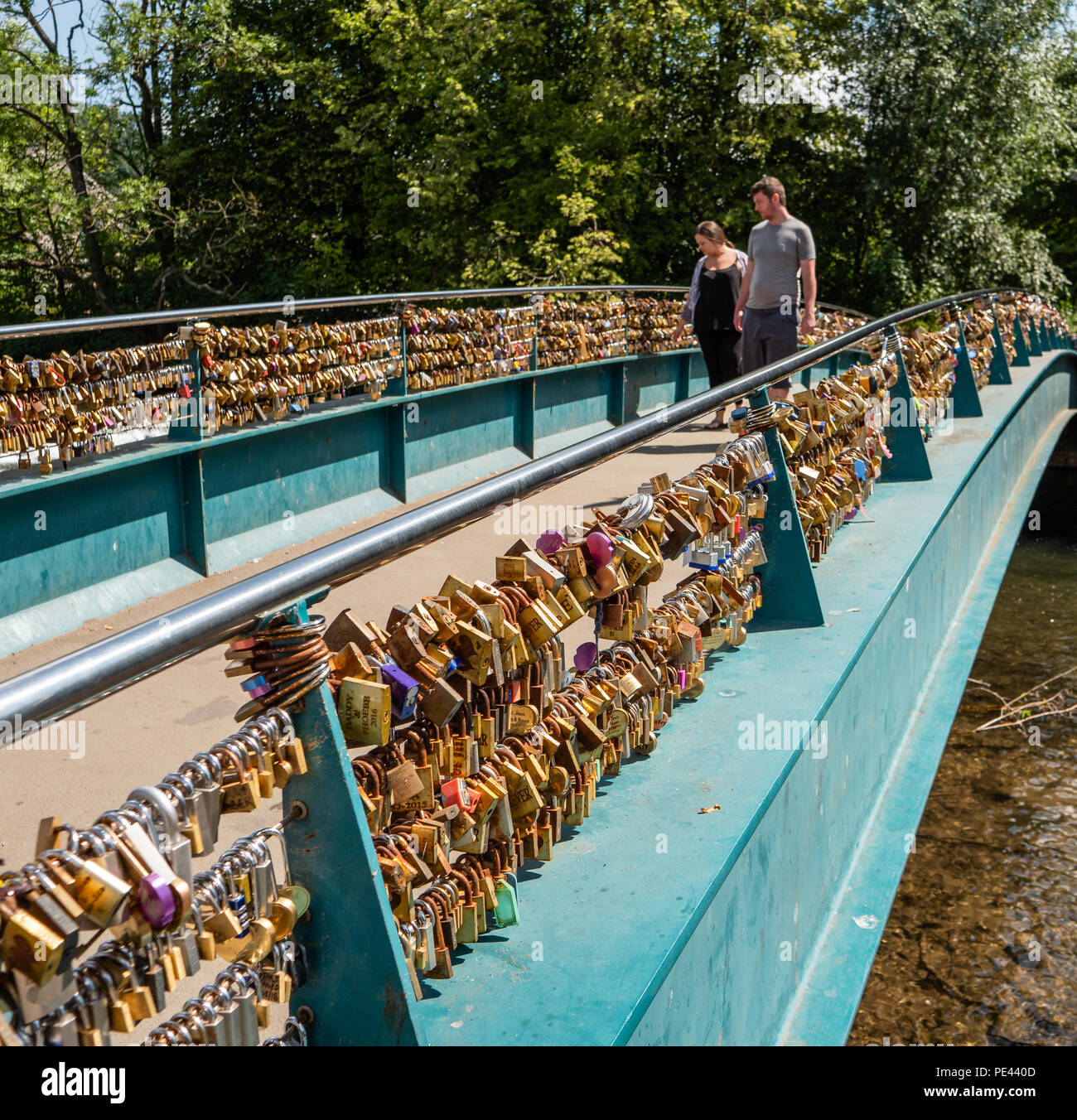 Ponte sul fiume Wye a Bakewell nel Derbyshire coperto di lucchetti o serrature amore - molti rimangono in posto molto di più di quanto il appuntamenti galanti simboleggiano Foto Stock