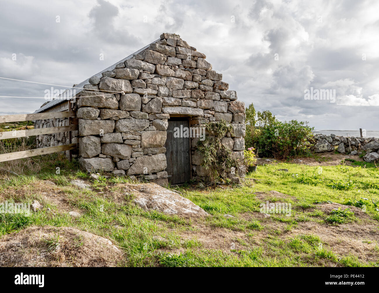 Il canile di granito di un piccolo cottage in Inis Ni o Nee nei pressi di Roundstone in Connemara Irlanda Foto Stock