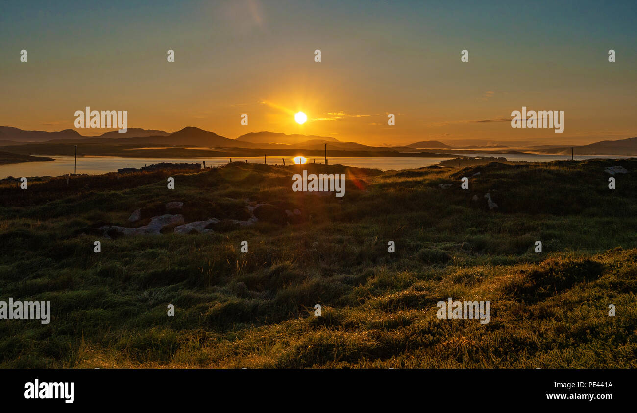 Costa di Inis Ni nei pressi di Roundstone Connemara Irlanda all'alba Foto Stock