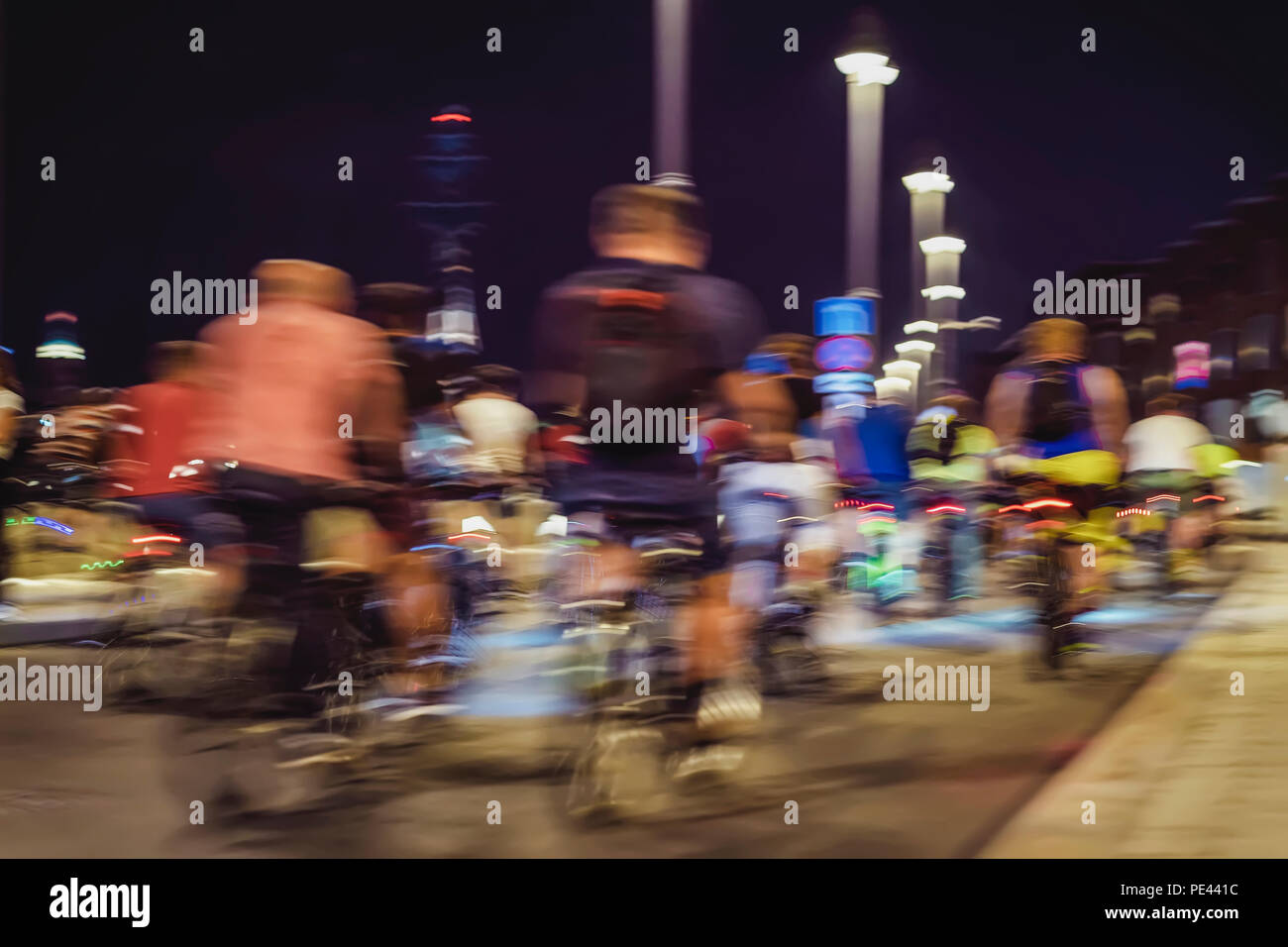 Abstract sagome del gruppo colorato i ciclisti sulle strade della città, astratta, motion blur, bike festival. Concetto di stile di vita sano, sullo sfondo del movimento Foto Stock