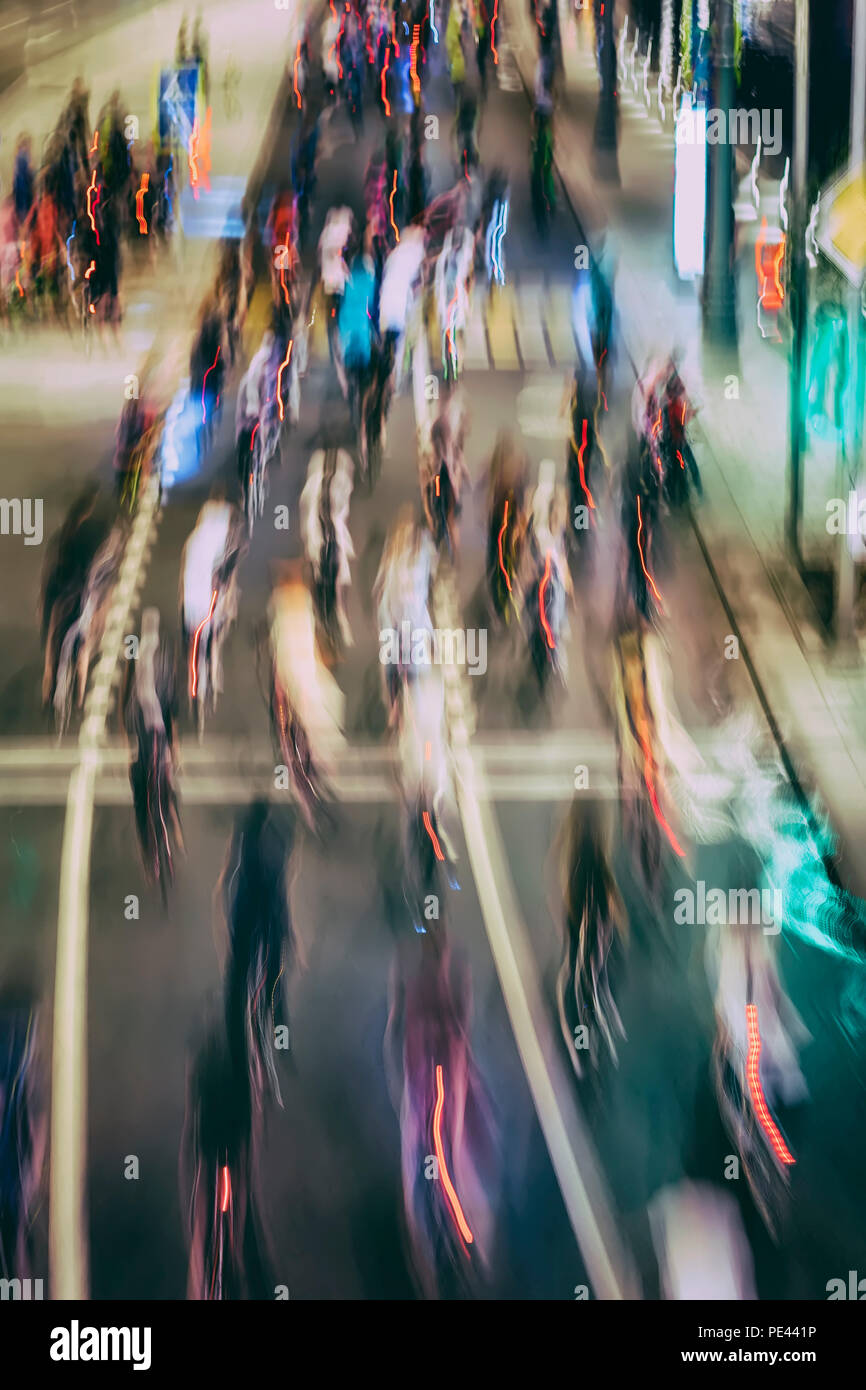 Abstract sagome del gruppo colorato i ciclisti sulle strade della città, astratta, motion blur, bike festival. Concetto di stile di vita sano, per lo sfondo Foto Stock