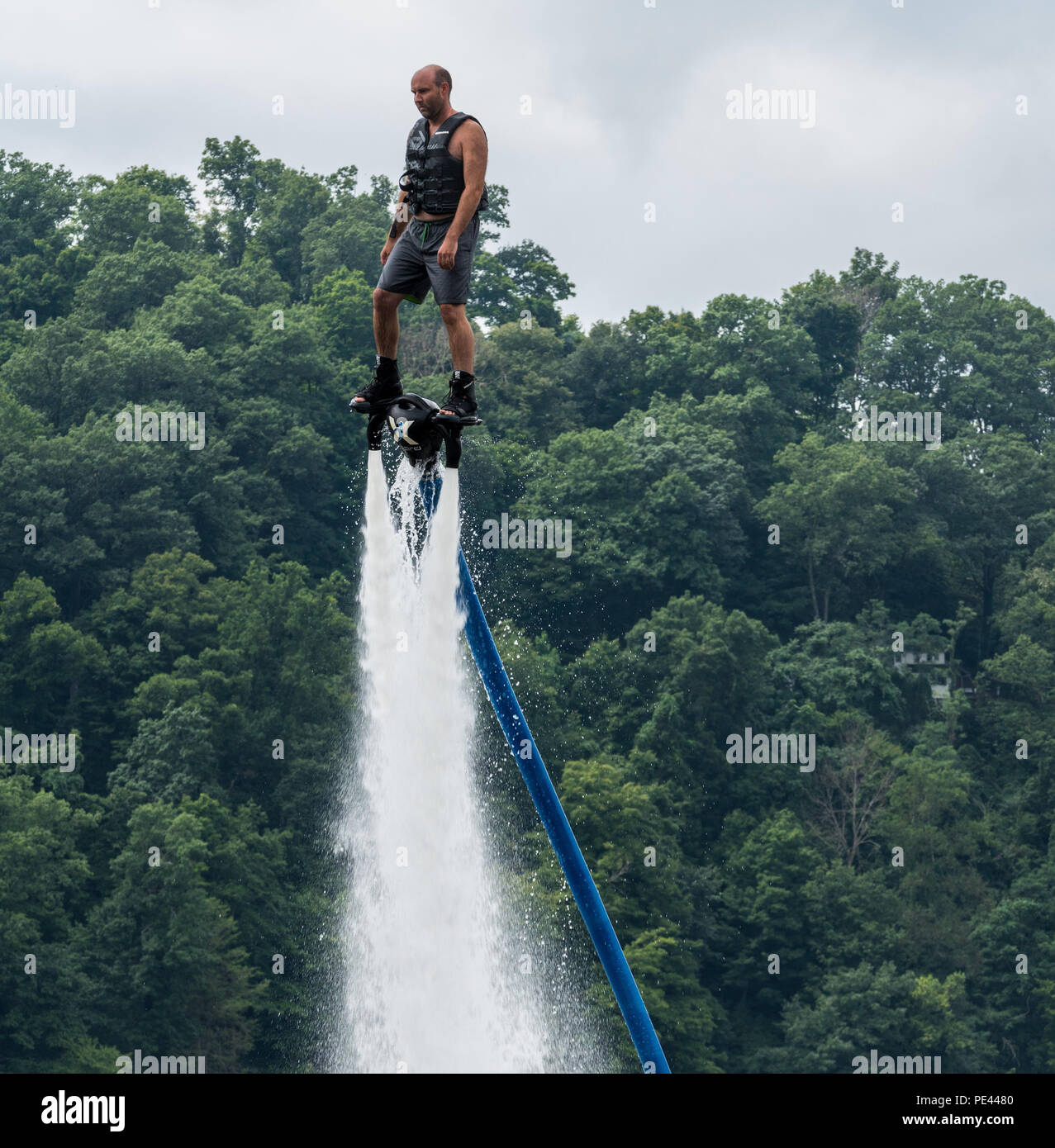 Uomo a cavallo di un hydroflight x-board sul lago Foto Stock