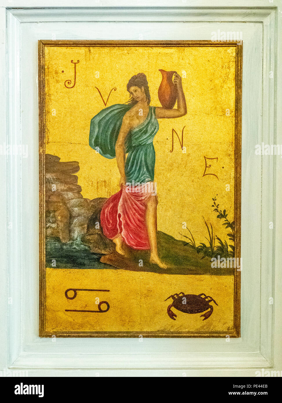 I pannelli della porta nel salone del Museo degli Scrittori di Dublino dipinta su foglia oro mostra malinconica classica donne in rappresentanza di mesi dell'anno e zodiaco Foto Stock