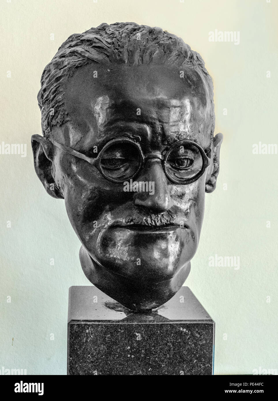 Busto in bronzo di Irish scrittore e poeta James Augustine Aloysius Joyce presso il Dublin Writers Museum Foto Stock