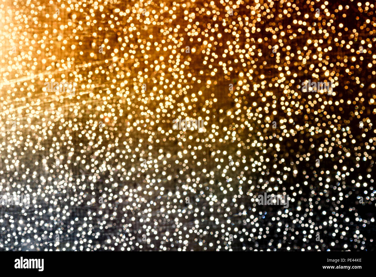 White presenti macchie di luce sfocati crea una nevicata come effetto bokeh di fondo in colore bianco brillante con Orange per la festa di Natale i concetti e le idee Foto Stock