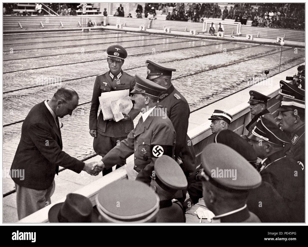 1936 Olimpiadi nazista Adolf Hitler scuote le mani con una piscina olimpionica gazzetta durante il 1936 la Germania nazista Olimpiadi di Berlino: Foto Stock